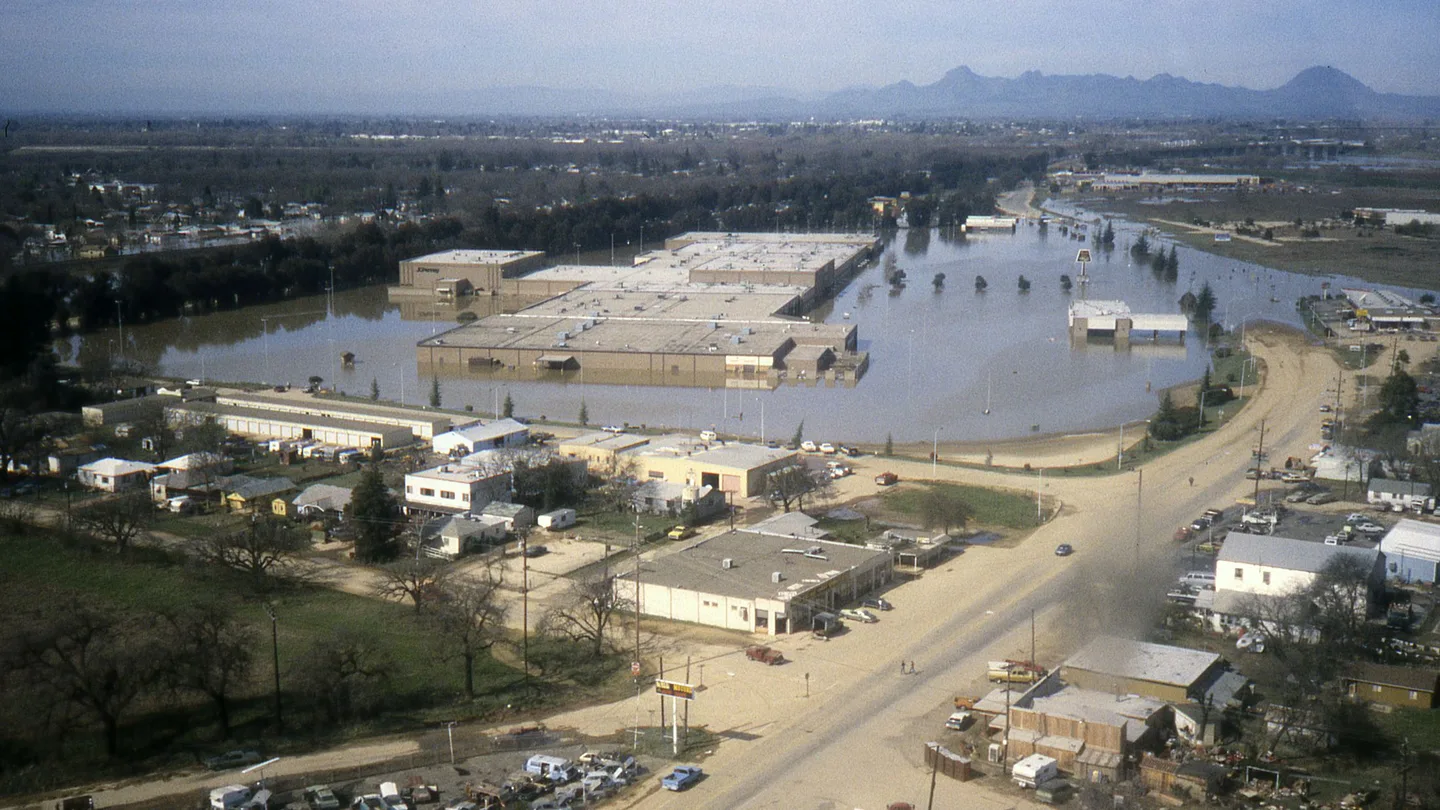 Archival neighborhood view of Linda, California, during the 1986 flood.
